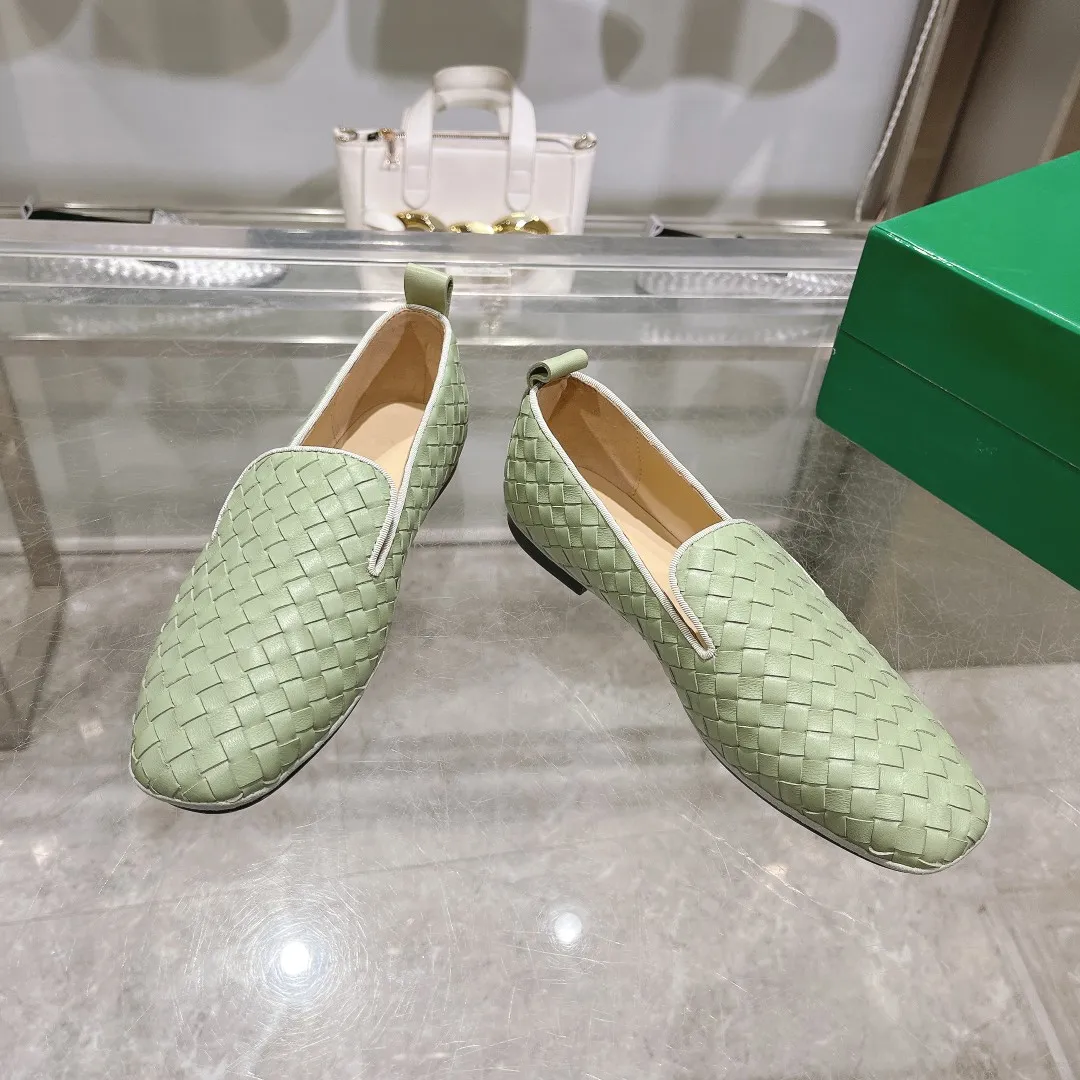 [BV] Top P: 760💰Size for couples: 35-44 (Female 40.41. Male 38 45. Customized and non-returnable) (Bottega Veneta) Genuine leather outsole classic woven beanie shoes, set of feet and heels for two wears Blessed are the little feet👣👣Comfortable casual shoes that can be worn all year round, made of imported first-layer sheepskin➕fine-quality sheepskin leather, imported sheepskin lining, luxury genuine leather outsole [rose][rose], Bottega Veneta is an Italian luxury brand. Made using traditional Italian leather craftsmanship. .